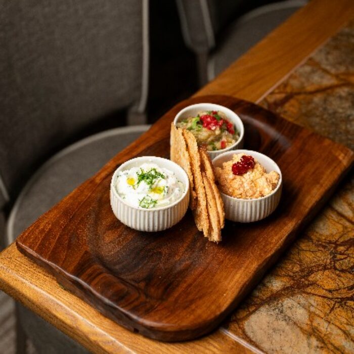 Τζατζίκι, τυροκαυτερή, μελιτζανοσαλάτα, φρυγανισμένα ψωμάκια